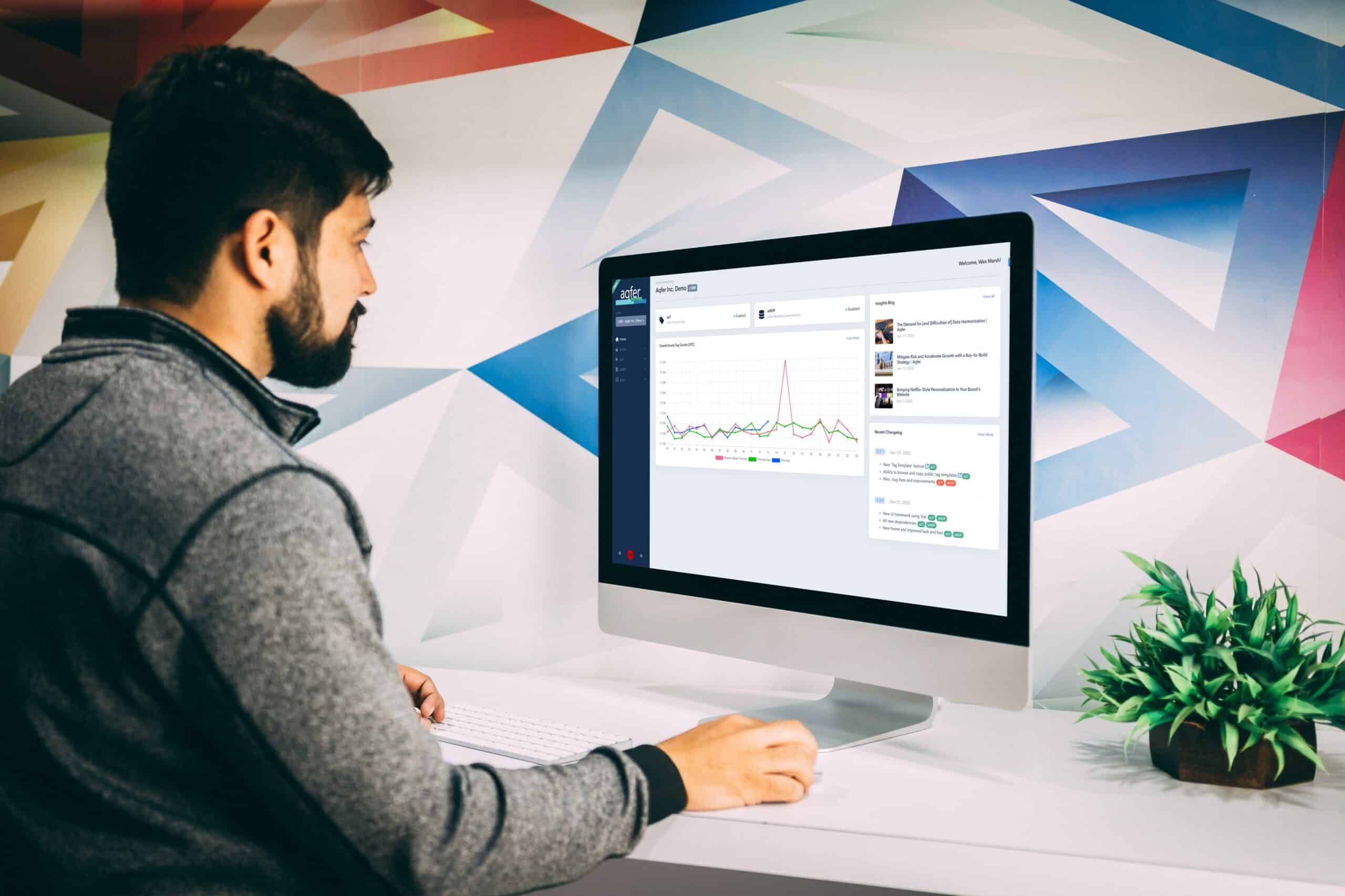 Mockup – portal home – large man-in-front-of-computer-screen-working-in-the-aqfer-portal