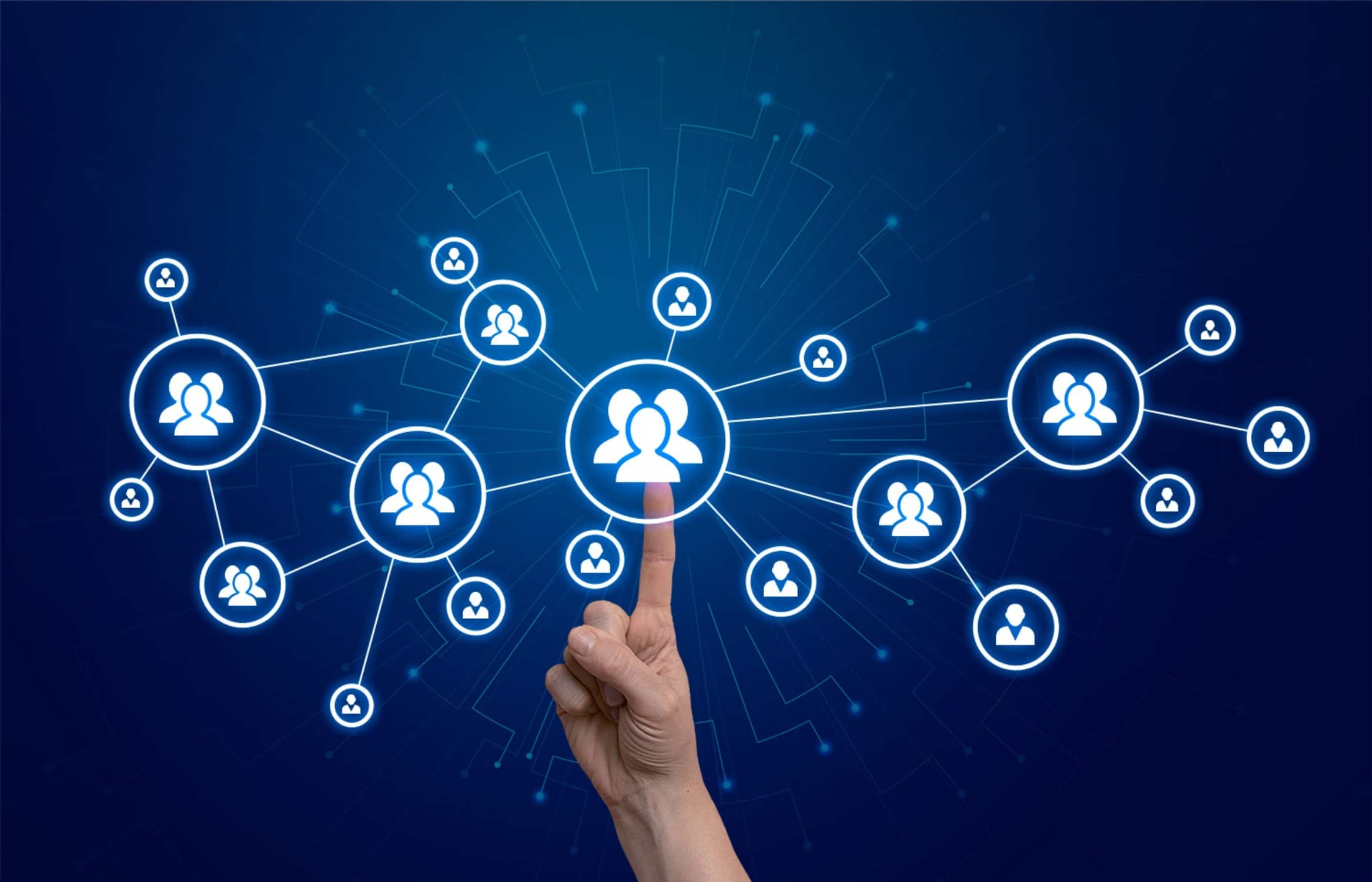identity-graph-nodes-with-hand Extending Data Activation Capabilities with Liveramp
